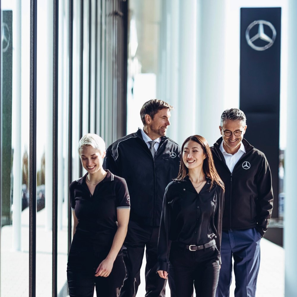 gruppe von mitarbeitenden bei mercedes-benz
