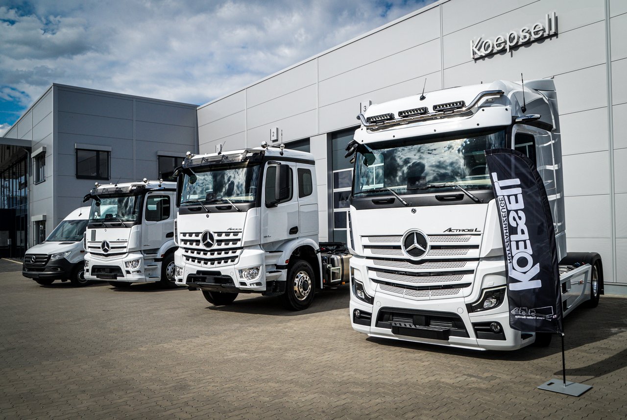 Außenansicht des Koepsell Standortes mit mehreren LKW-Fahrzeugen.