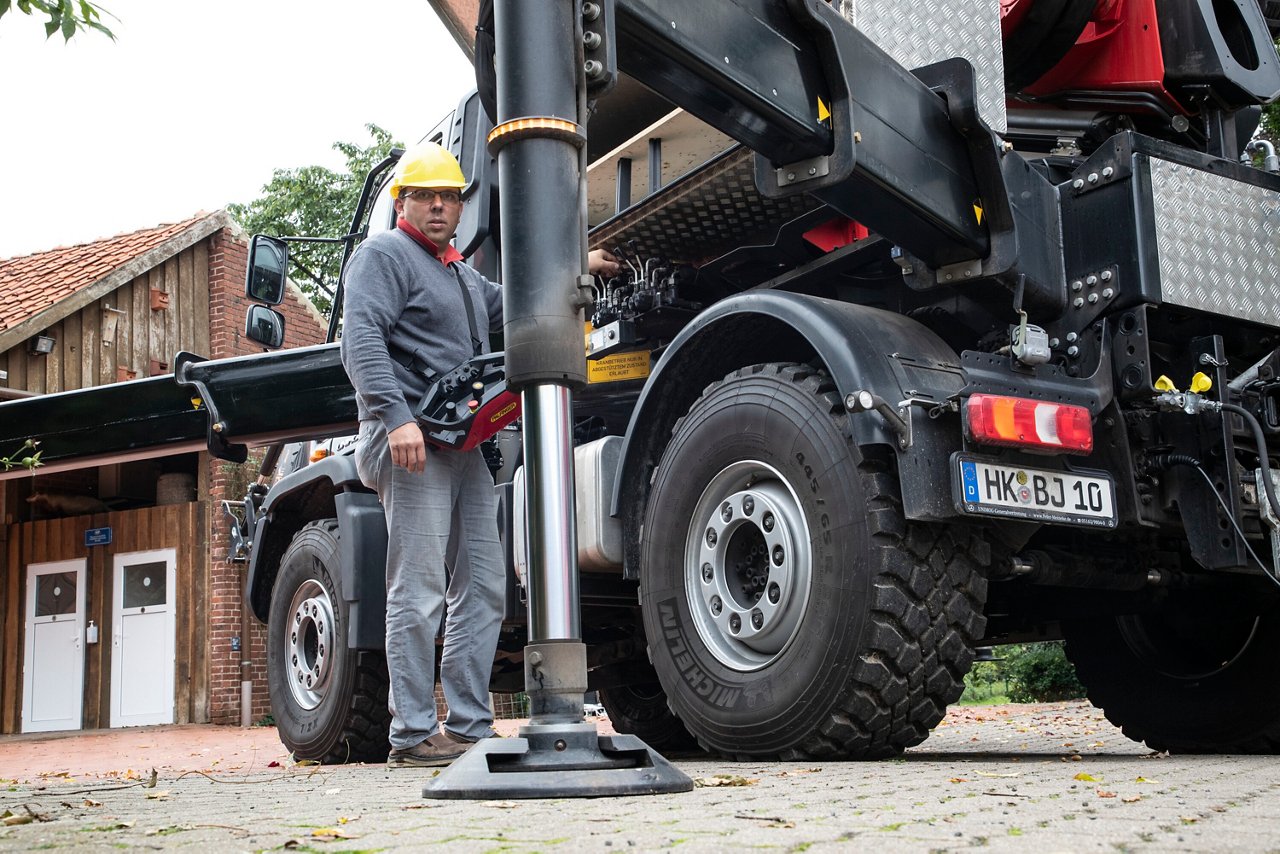 Stable: working independently with the Unimog U 530 from Energie-Spar-Centrum Altenwahlingen.