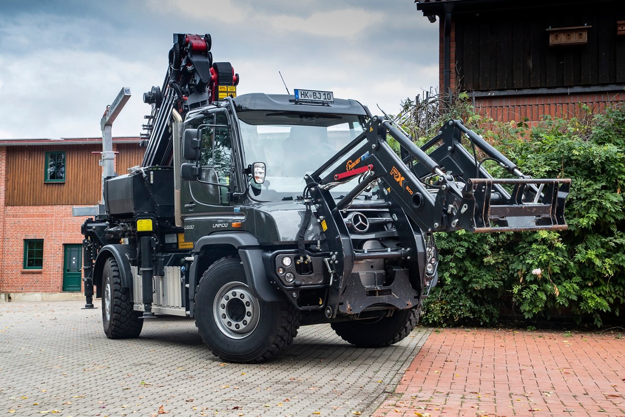 Rare sight: a Unimog U 530 with a front loader.