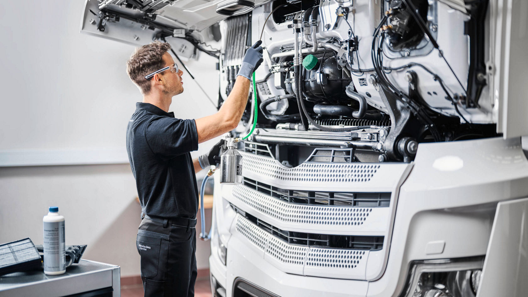 Mercedes-Benz Trucks air conditioning cleaner, air conditioning cleaner, workshop, service, maintenance, service-technician, cleaning air condition, Actros, Mercedes-Benz Trucks, 2023