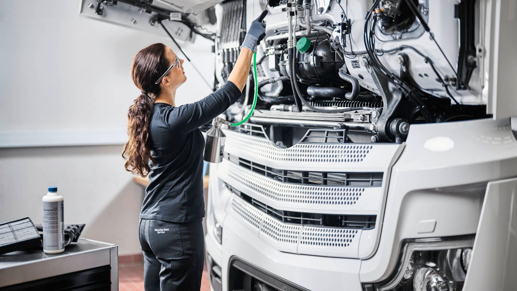 Mercedes-Benz Trucks air conditioning cleaner, air conditioning cleaner, workshop, service, maintenance, service-technician, cleaning air condition, Actros, Mercedes-Benz Trucks, 2023
