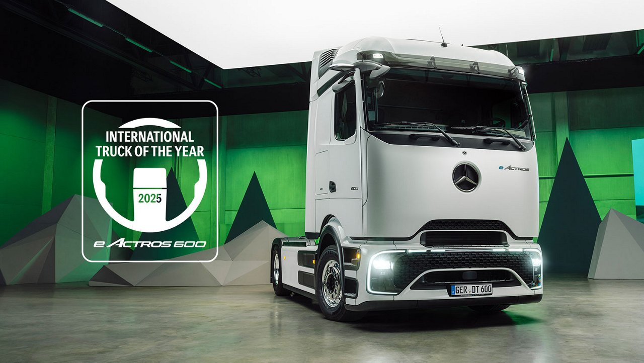 Mercedes-Benz eActros 600 vor grünem Hintergrund als International Truck of the Year 2025 ausgezeichnet.