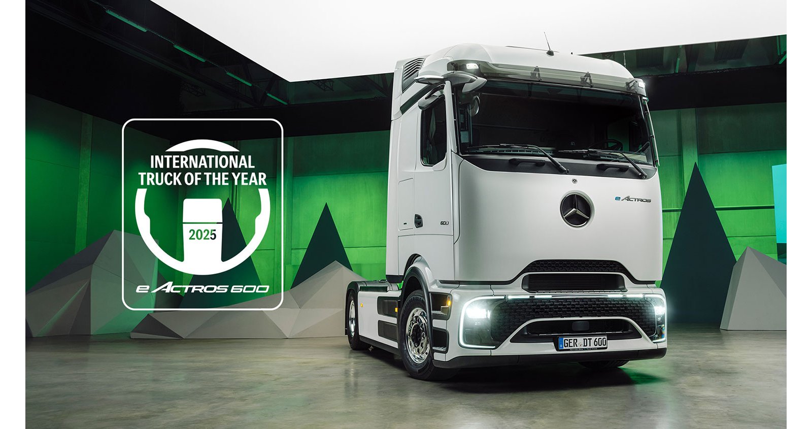 Le Mercedes-Benz eActros 600 sur fond vert élu « International Truck of the Year 2025 ».