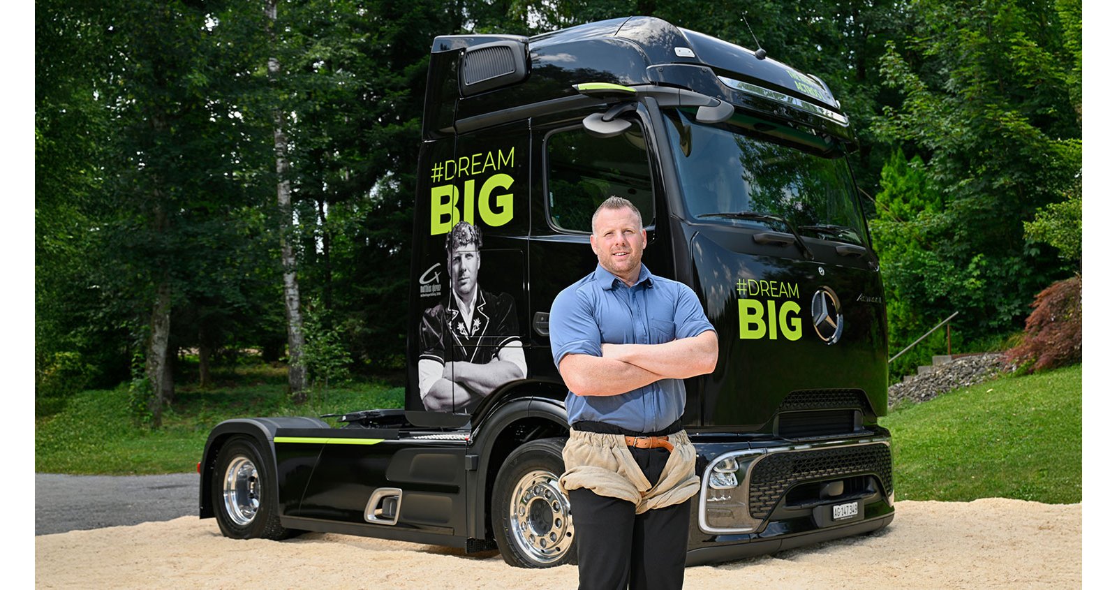 Matthias Glarner è davanti a un camion nero Mercedes con la scritta “#DreamBig” e il suo ritratto.