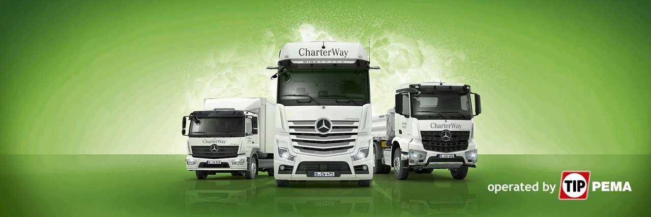 Drei weisse Mercedes-Benz CharterWay Nutzfahrzeuge vor grünem Hintergrund.