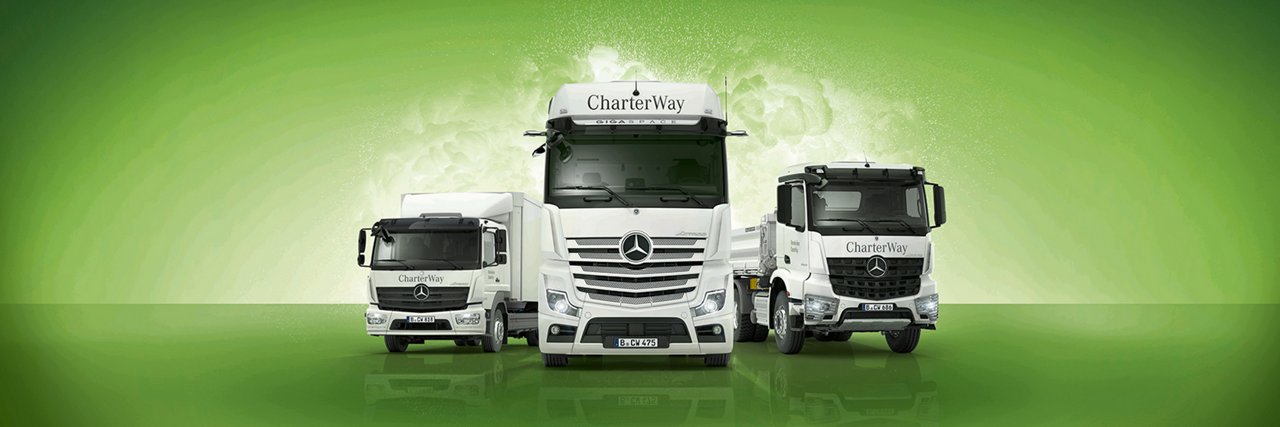 Drei weisse Mercedes-Benz CharterWay Nutzfahrzeuge vor grünem Hintergrund.