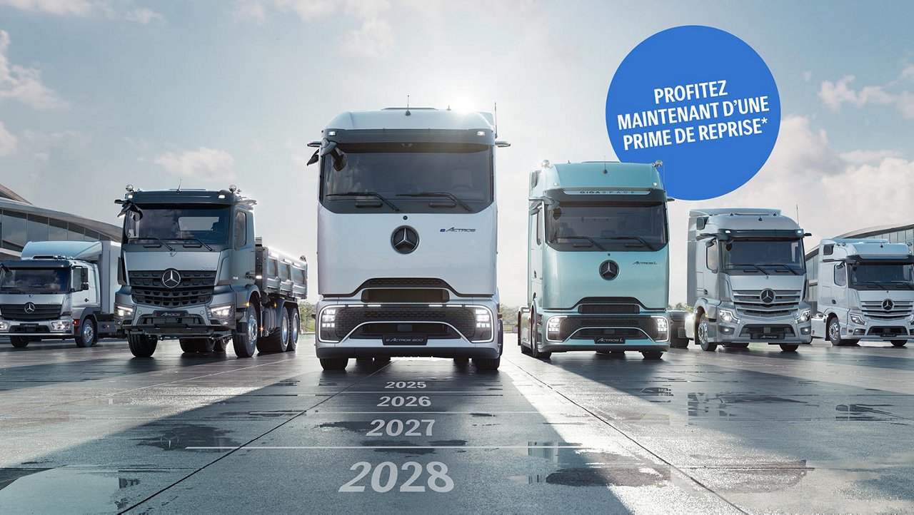 Flotte de camions Mercedes-Benz devant un bâtiment moderne.