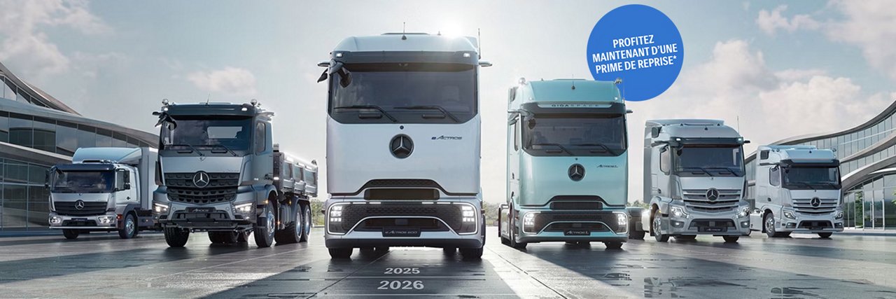 Flotte de camions Mercedes-Benz devant un bâtiment moderne.