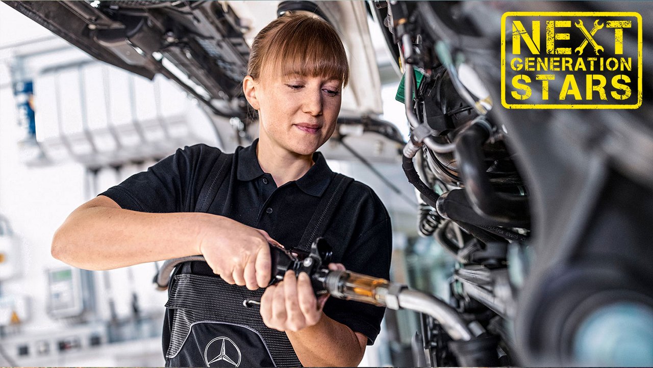 Junge Mercedes-Benz Nutzfahrzeug-Mechatronikerin bei der Arbeit in der Werkstatt, Next Generation Stars Programm.