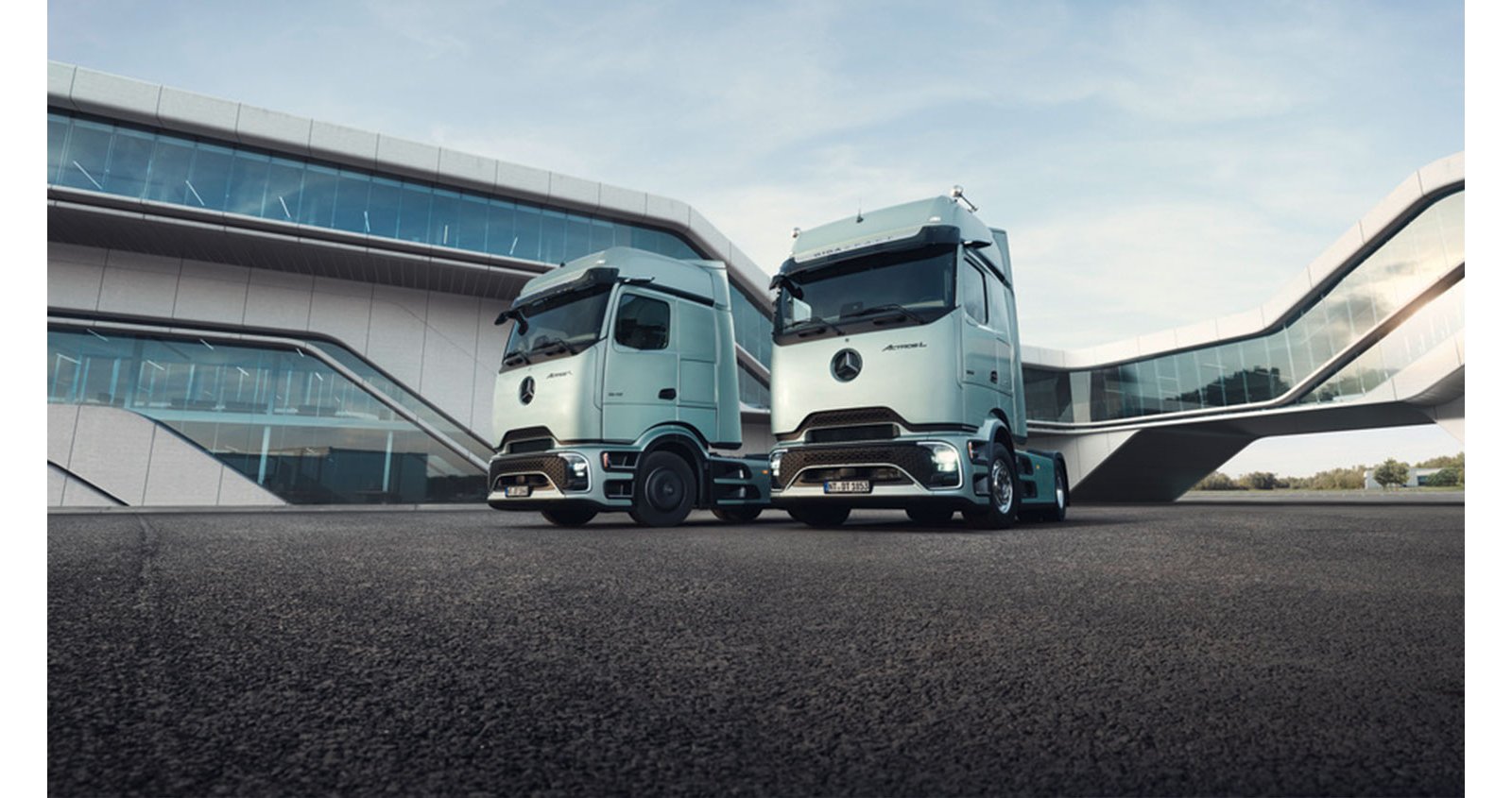 Deux Mercedes-Benz Actros L avec ProCabin devant une architecture moderne.