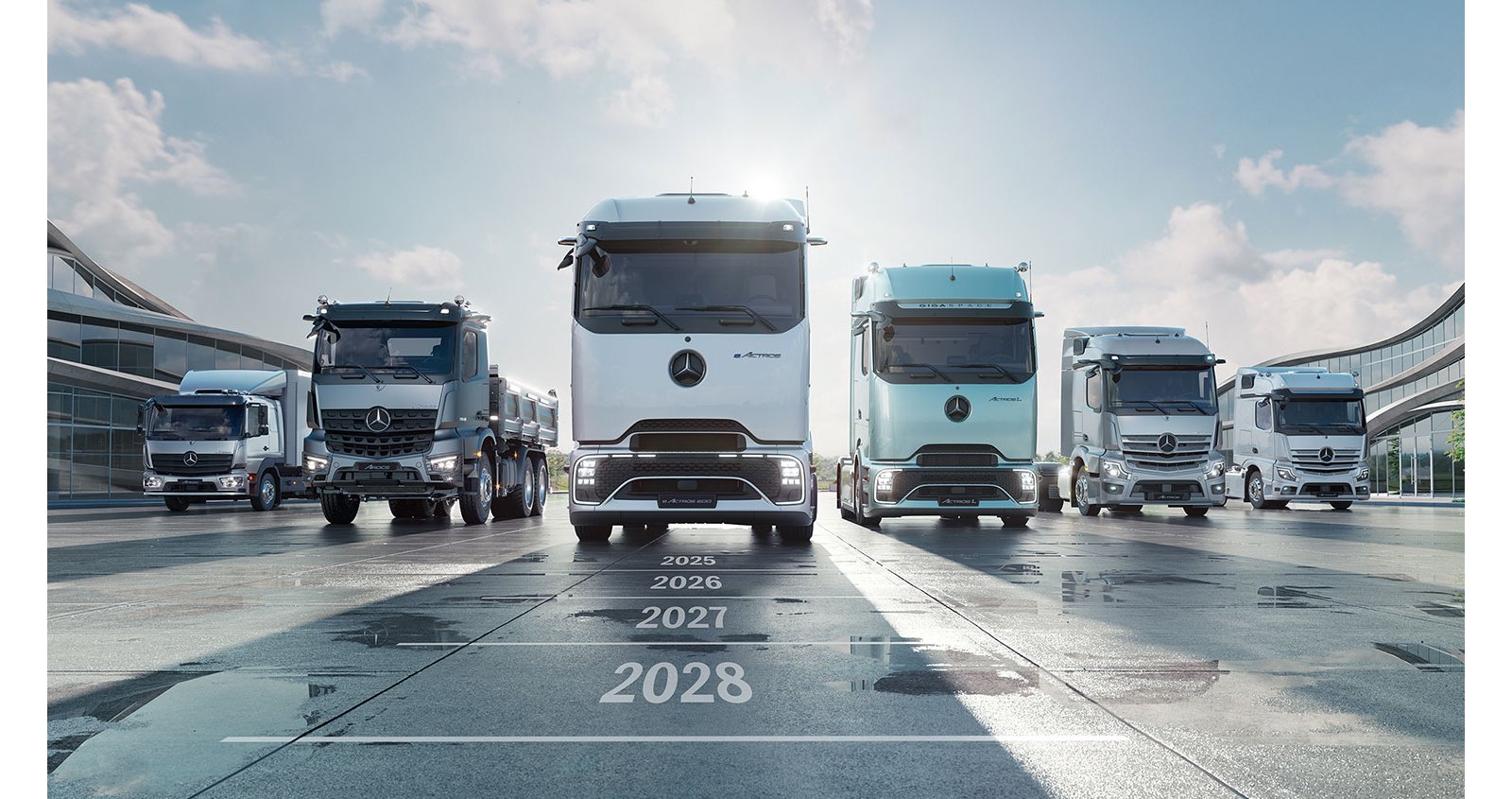 Flotte de camions Mercedes-Benz devant un bâtiment moderne.