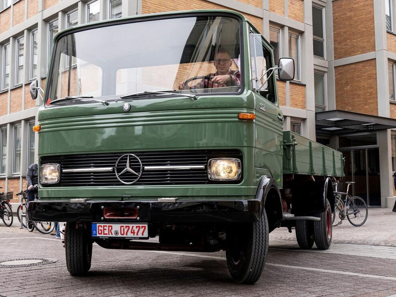 Mercedes-Benz LP 608