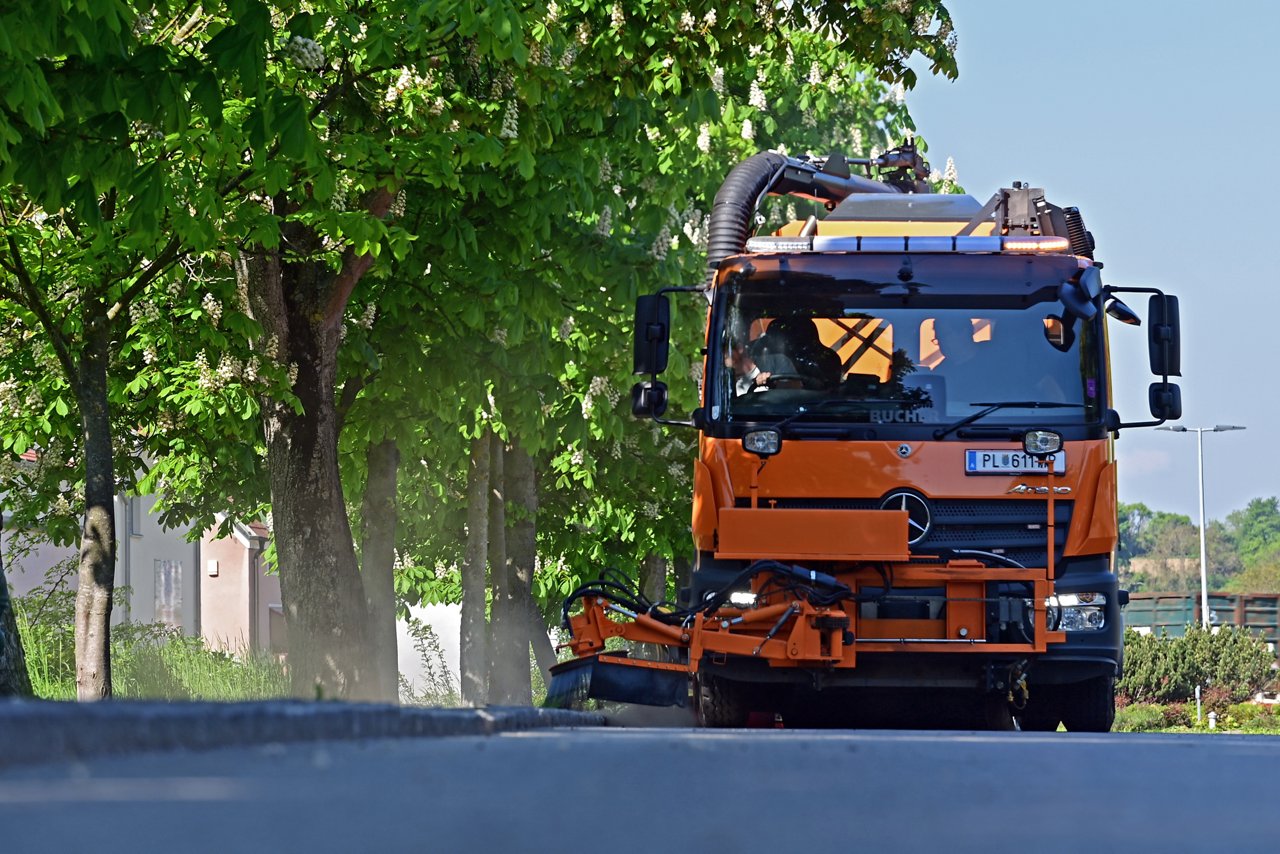 Atego 1524 mit Bucher V65 Großkehrmaschine