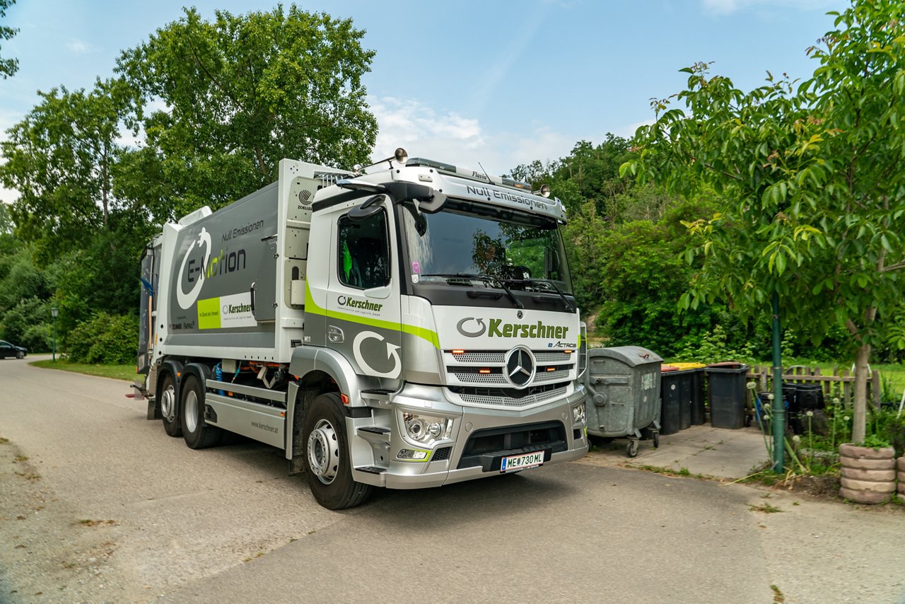 eActros 300 mit Müllsammelaufbau von Stummer für Kerschner Umwelttechnik