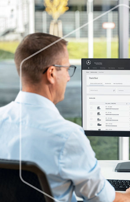 Mercedes-Benz Truck fählt auf Straße mit verschneiter Umgebung