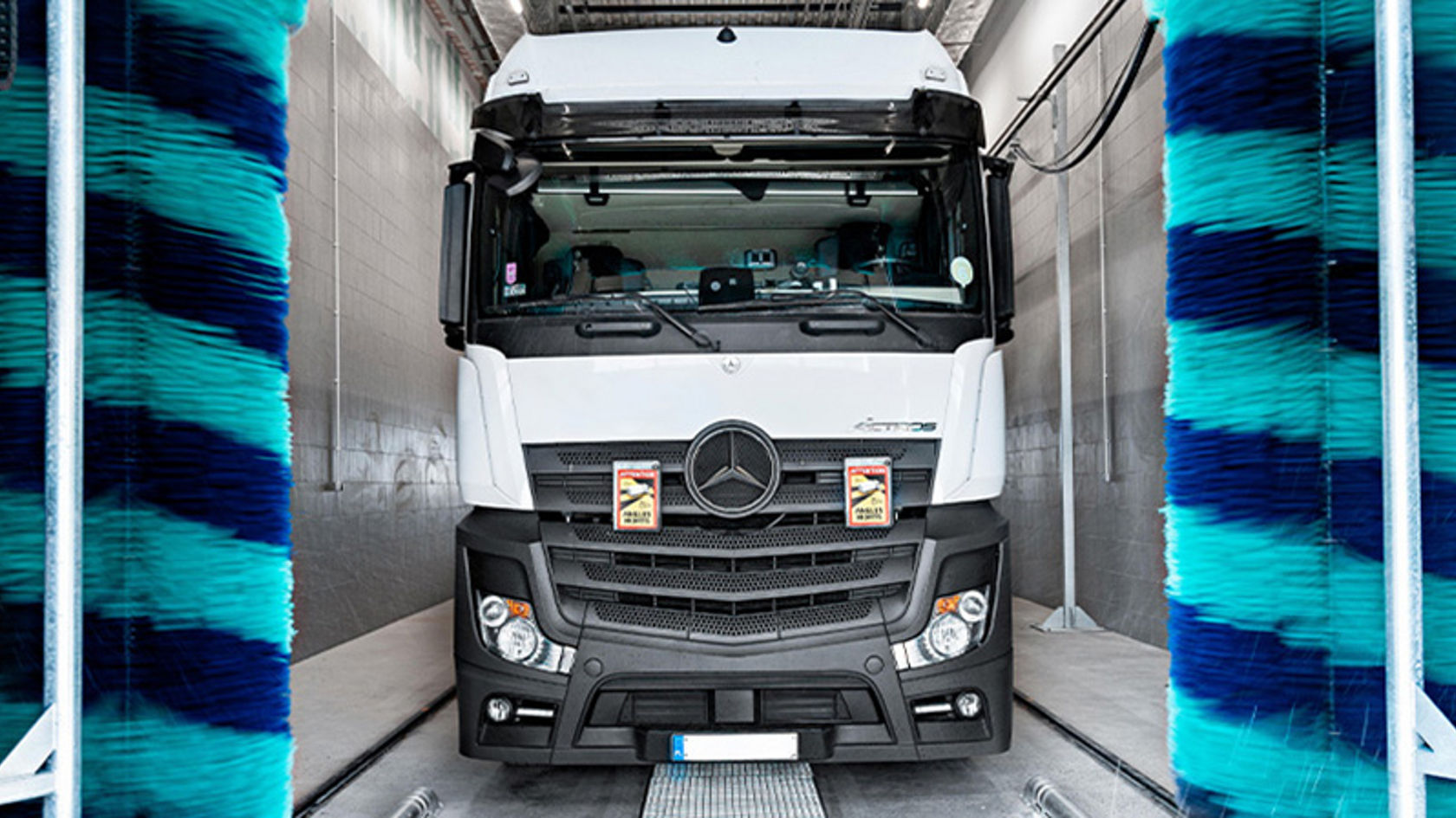 Ciągnik Mercedes-Benz Actros w czasie mycia na myjni
