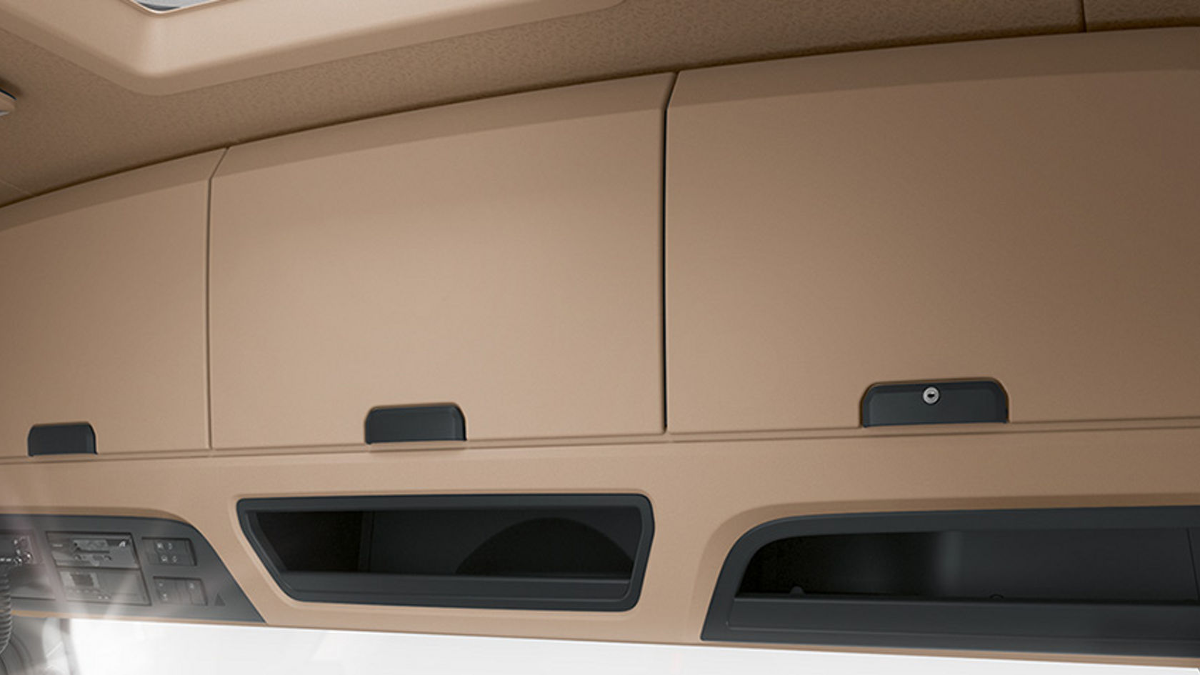 윈드실드 상단 보관함. 기가 스페이스 (GigaSpace) 캡의 경우 윈드실드 위쪽 보관함을 새롭게 대칭형으로 배열하여 최대 332리터의 수납 용량과 충분한 거주 및 생활 공간을 제공합니다. 폴딩 커버가 있는 상부 보관함은 내부에 조명이 있고 미끄럼 방지 플리스가 부착되어 있으며, 두 명의 운전자가 생활하더라도 필요한 물품을 충분히 수납할수 있는 공간을 제공합니다.