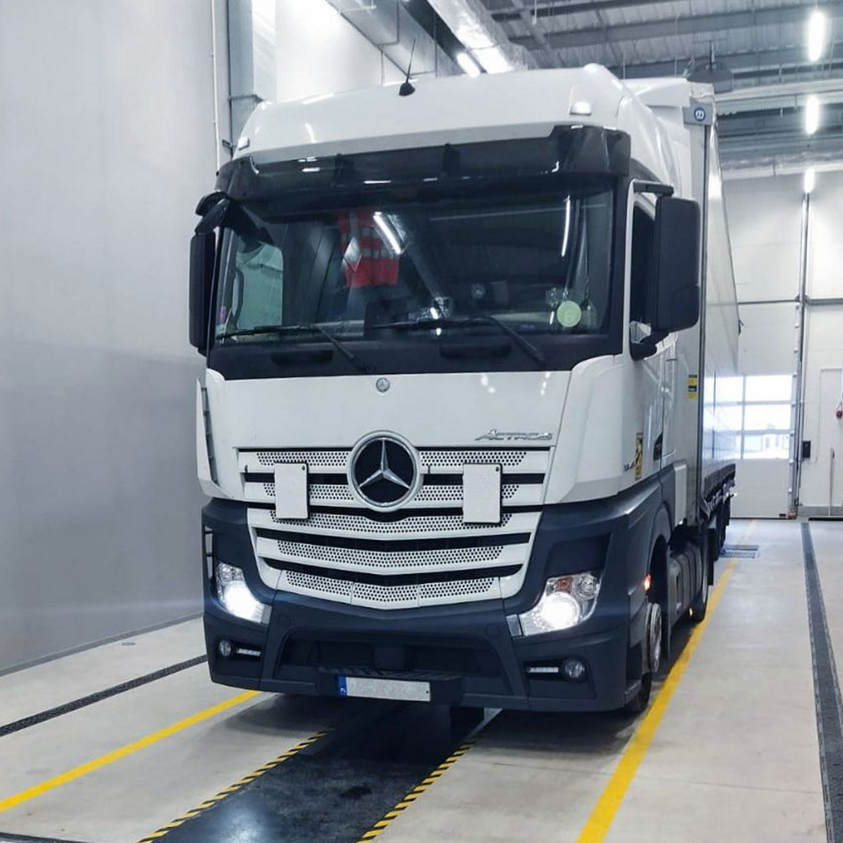 OSKP, ciągnik Mercedes-Benz Actros na kanale warsztatowym
