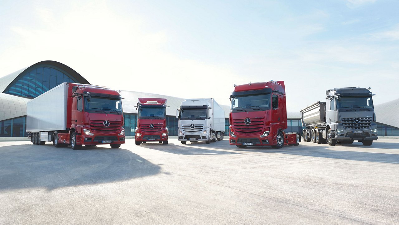 Mercedes-Benz LKW-Flotte bereit für den Einsatz in Industrieumgebung.