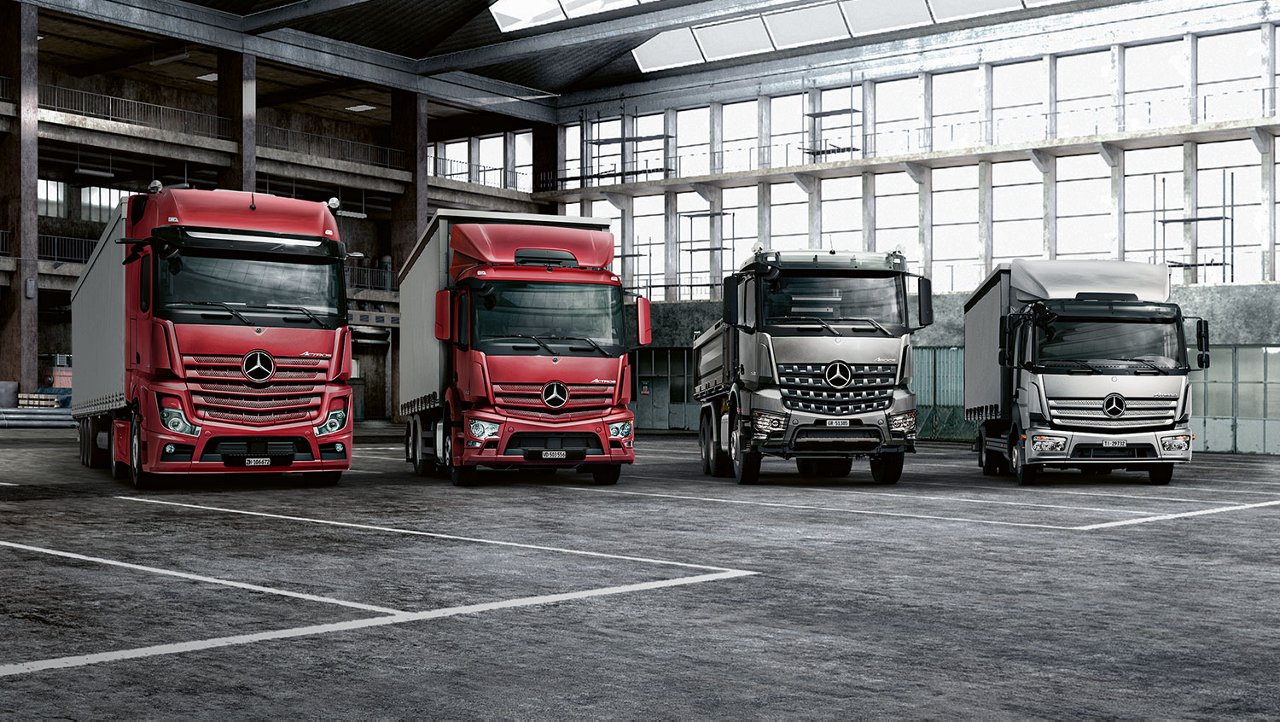 Mercedes-Benz LKW-Flotte bereit für den Einsatz in Industrieumgebung.