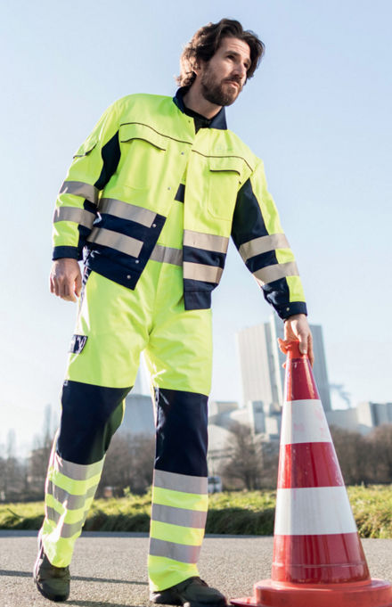 Un camión Mercedes-Benz circula por una carretera con nieve