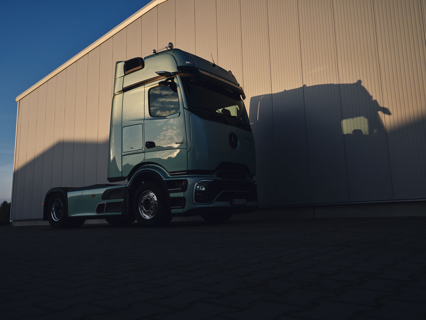 Actros L at sunset