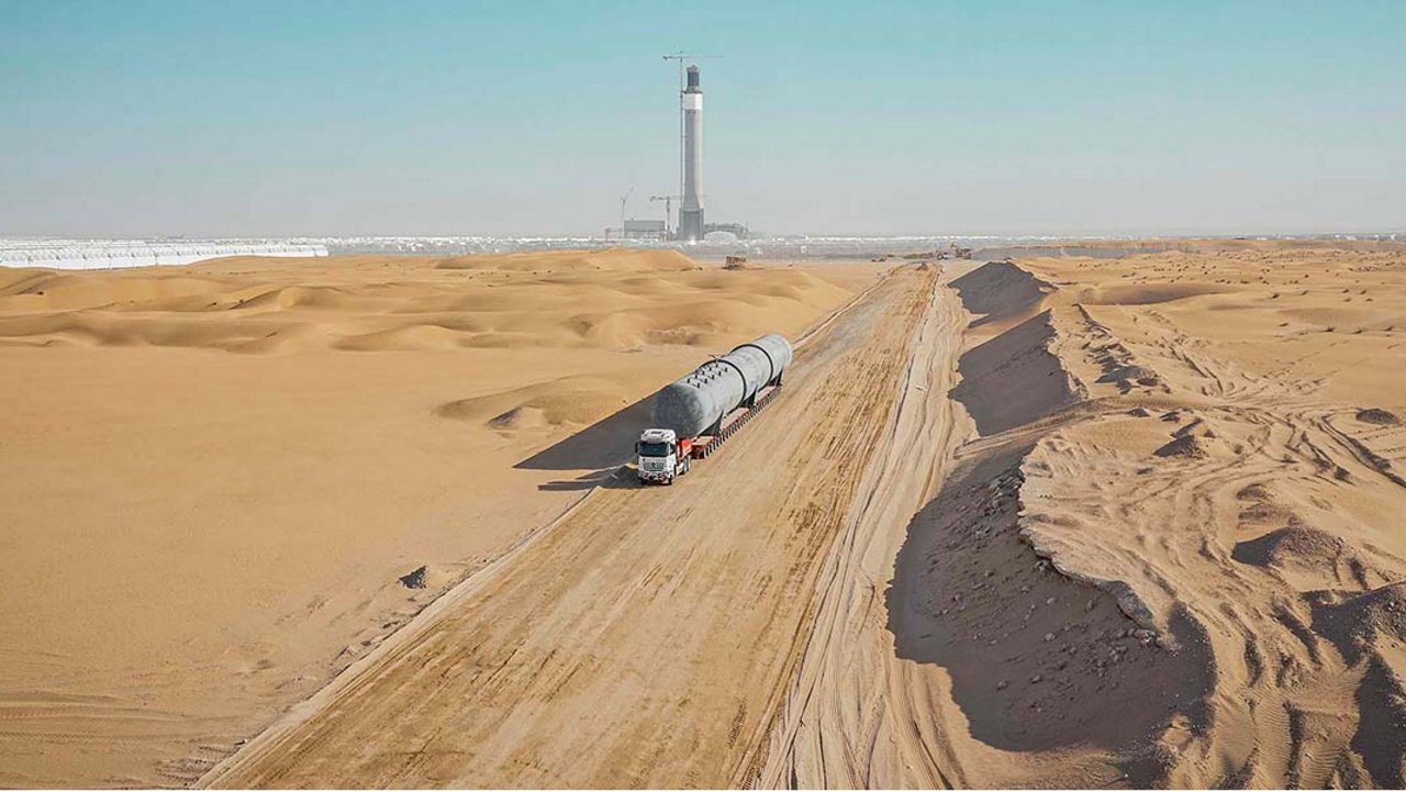 Transporte pesado en el desierto.