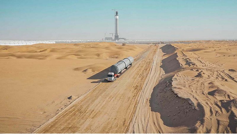 Trasporti pesanti nel deserto.