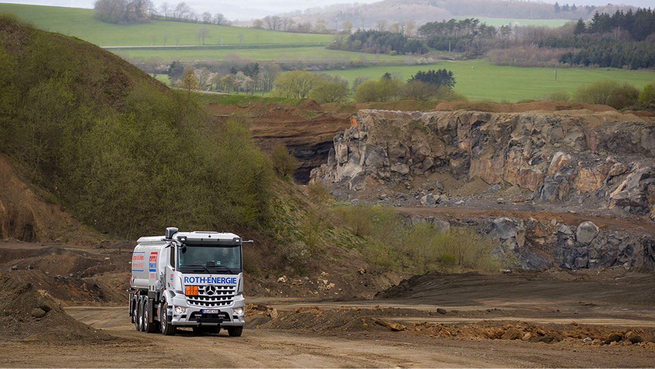 Camion dans une carrière.