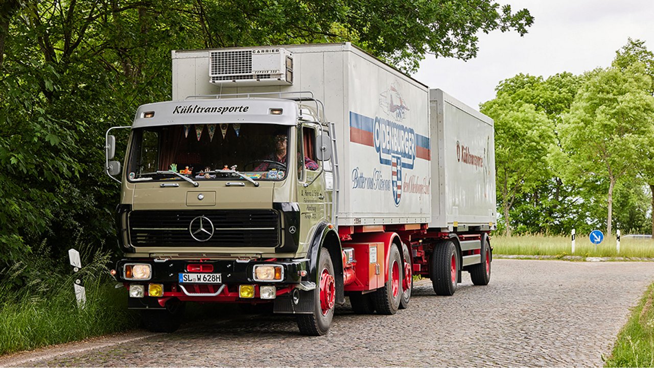 Camion cu benă basculantă spre spate din anul 1976
