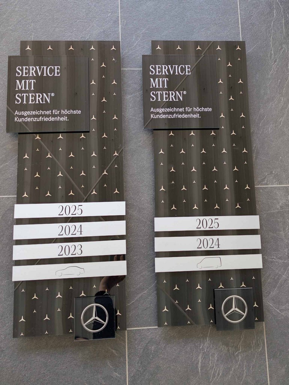 Zwei Service mit Stern Plaketten