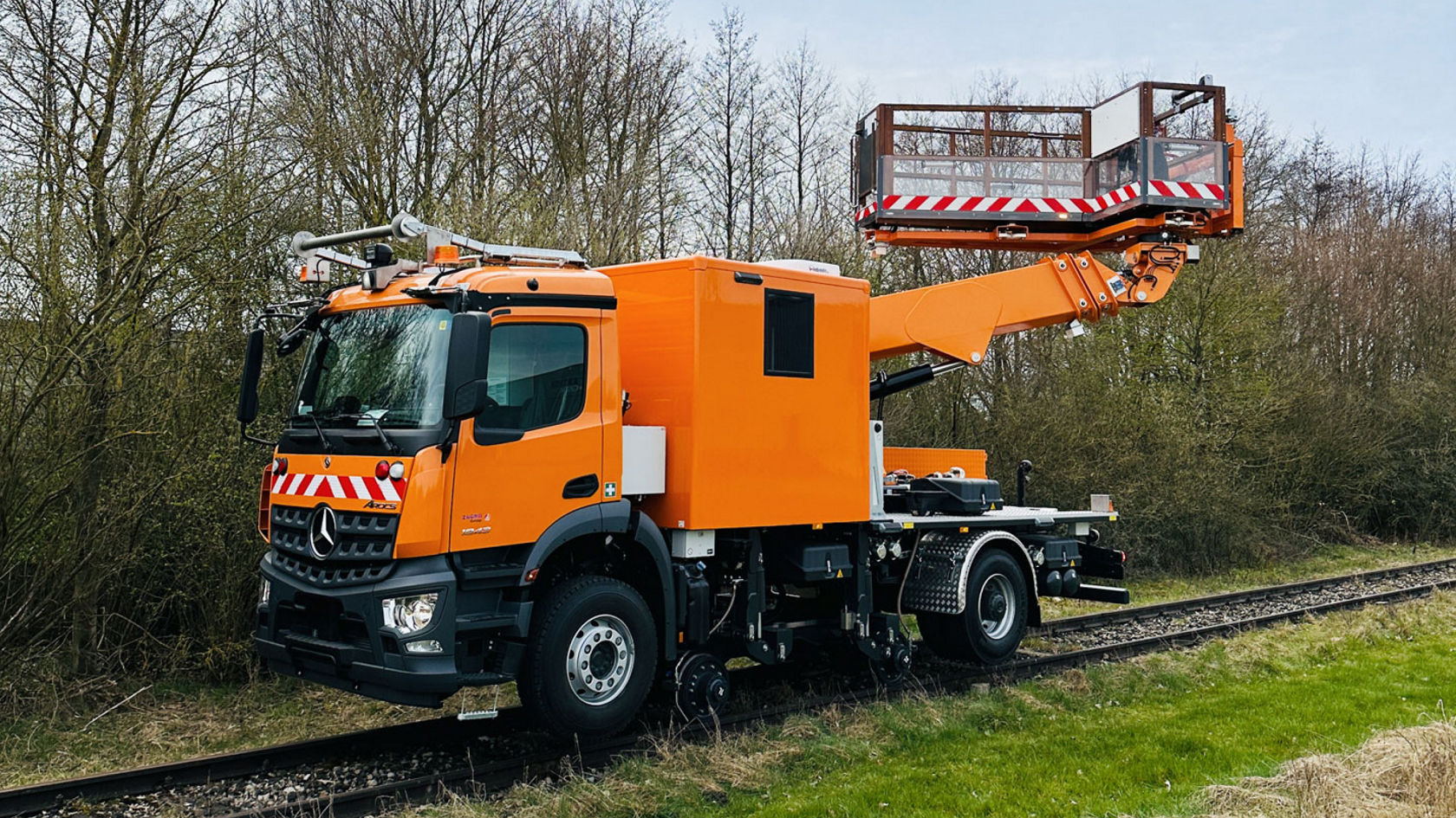 Valge õhuliinivarustusega Arocs, kasutusel päevavalguses linnapiirkonnas trammiliinil.