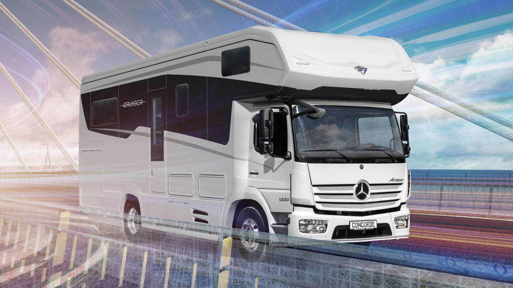 Nuotraukoje pavaizduotas baltos spalvos „Atego“ kaip „Concorde Cruiser“ kemperis ant tilto su dangumi fone. Transporto priemonė pasižymi šiuolaikišku dizainu su juodais akcentais ir užrašu „Cruiser“ ant šono. Tiltas vaizduojamas su lynais ir sudėtinga struktūra, o dangus yra mėlyno atspalvio su debesimis.