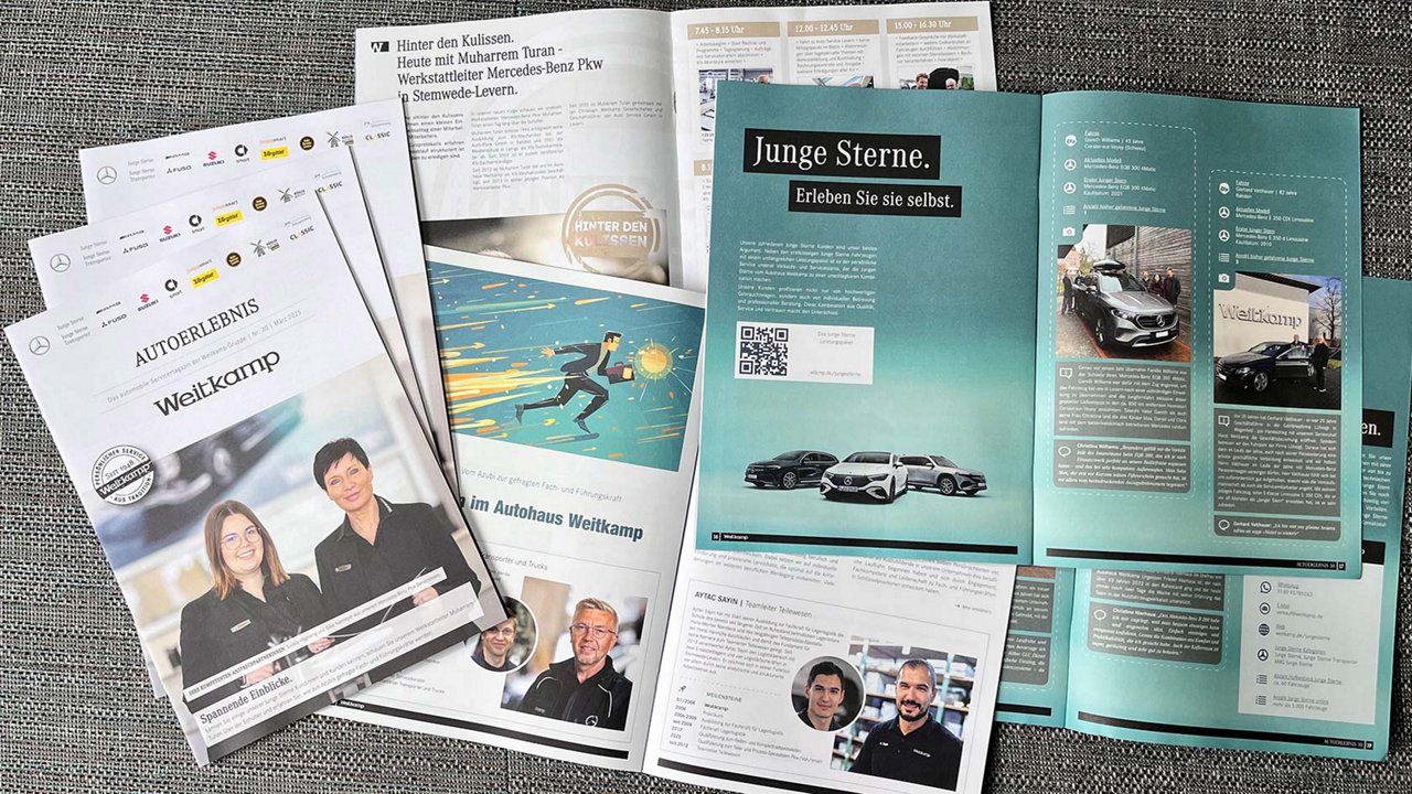 Kundenzeitungen ausgebreitet auf einem grauen Hintergrund.