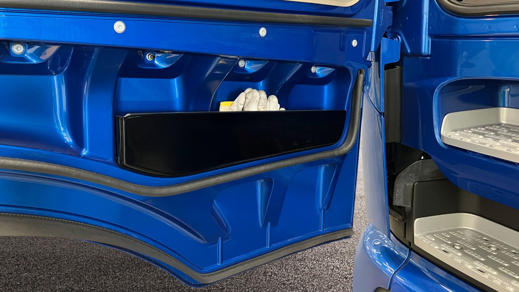 Ablage in der Türblattverlängerung