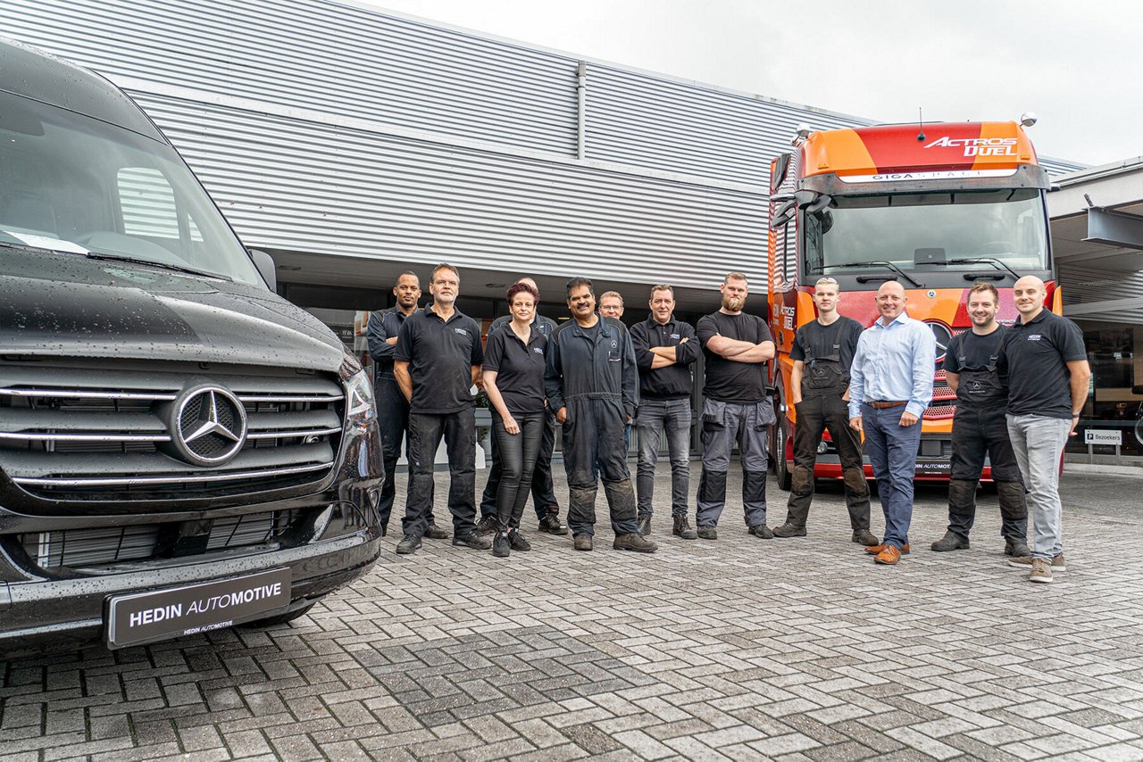 Twee monteurs sleutelen aan de motor van een Mercedes-Benz Truck.