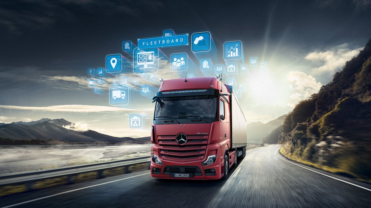 Roter Lkw mit digitalen Fleetboard-Symbolen auf Landstrasse