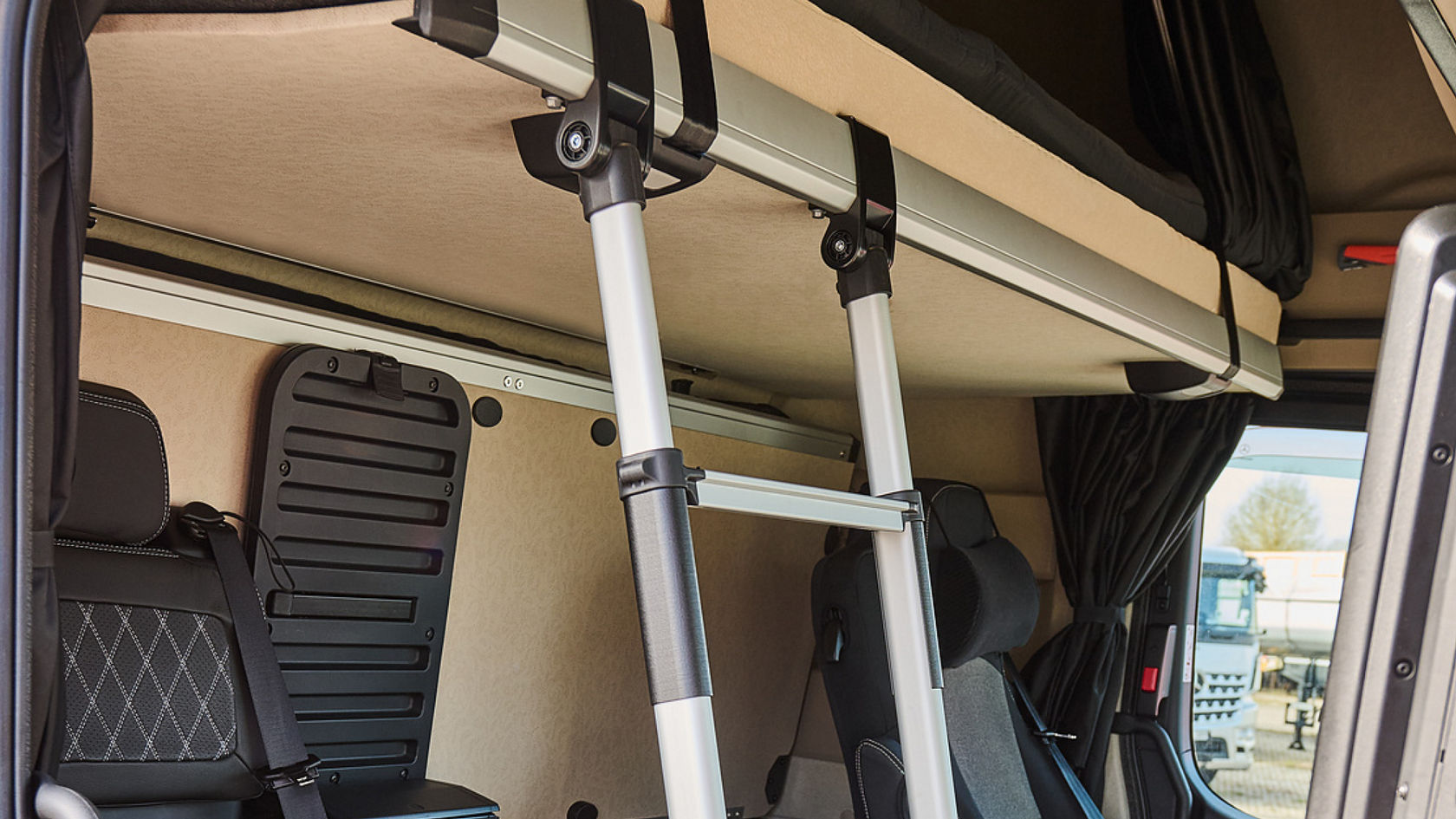 Teleskopleiter für das obere Bett