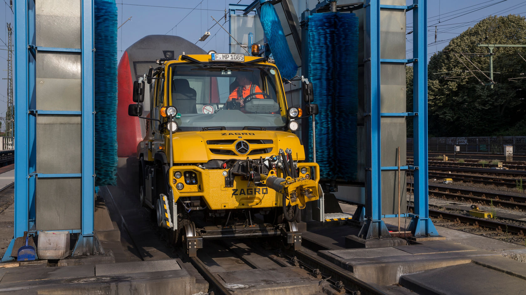 Unimog trekt trein door de wasstraat