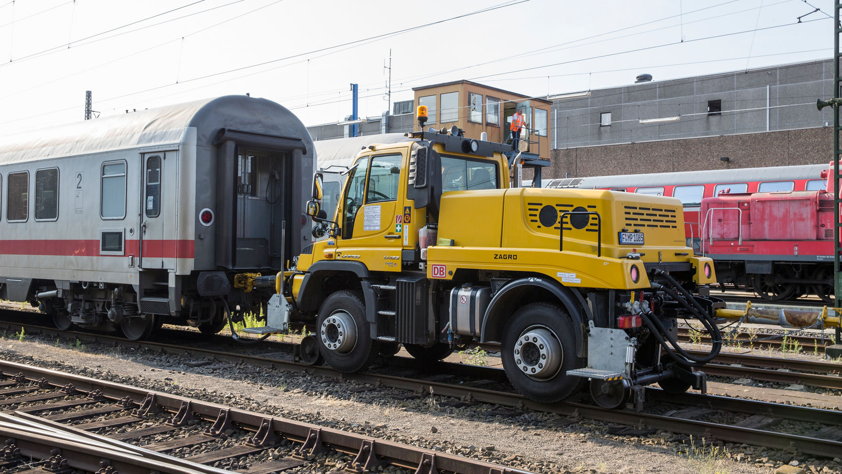 Unimog rangeert een trein