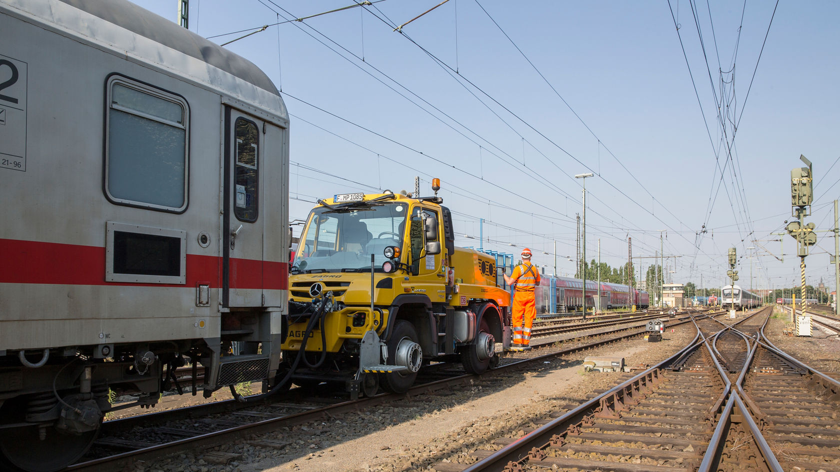 Unimog rangeert trein