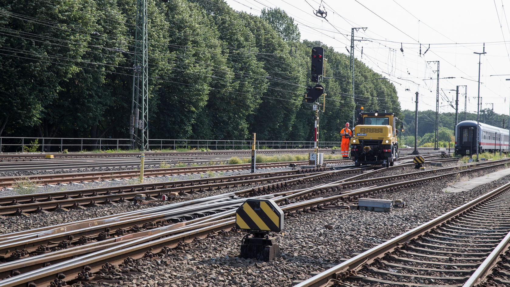 Unimog rijdt op rails