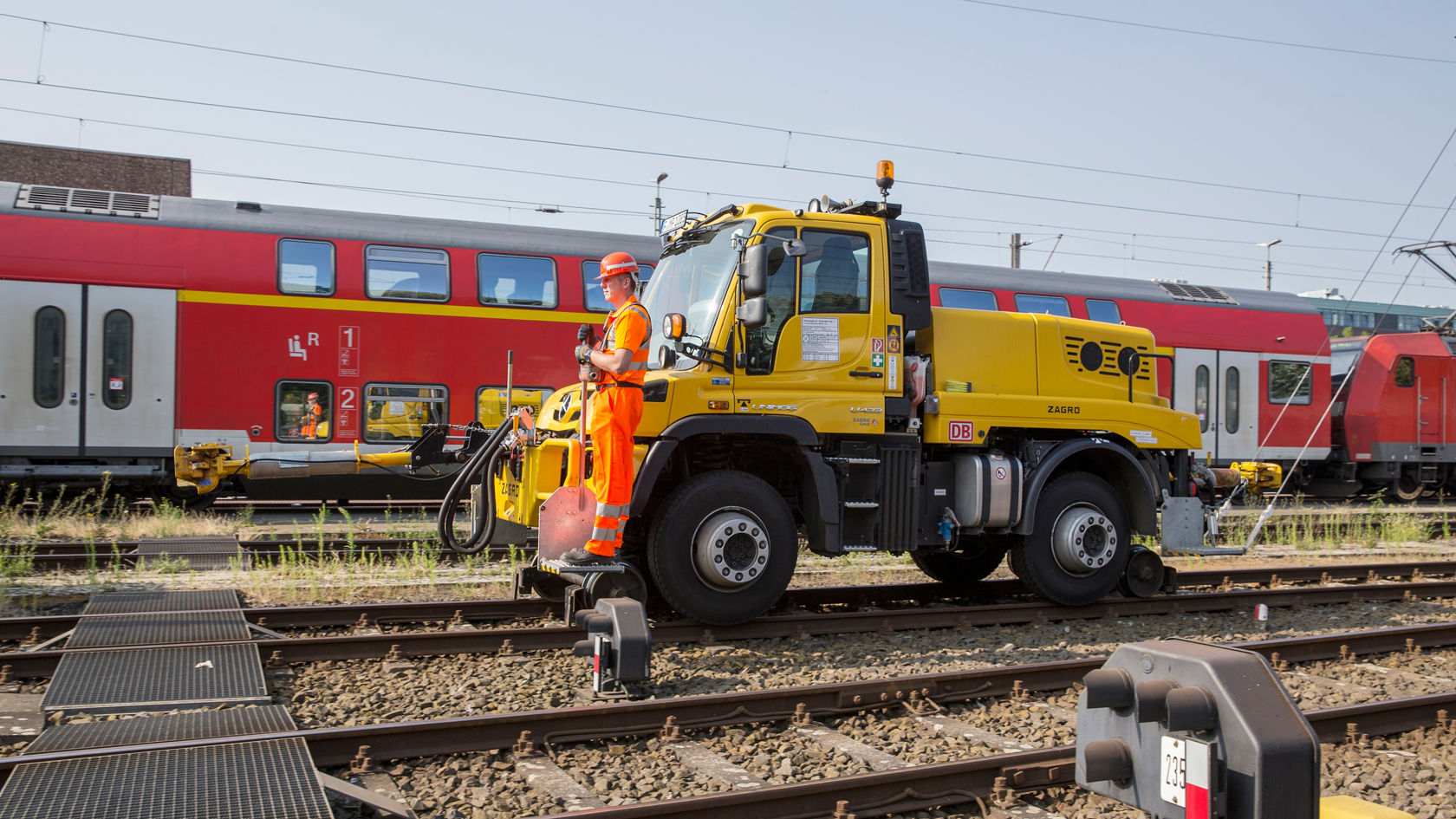 Unimog rijdt op rails.