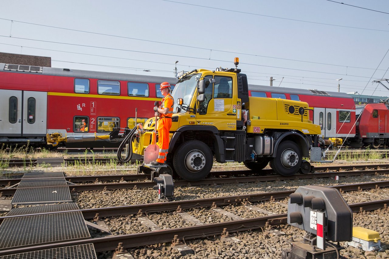 Bestuurder bestuurt de Unimog vanop afstand.