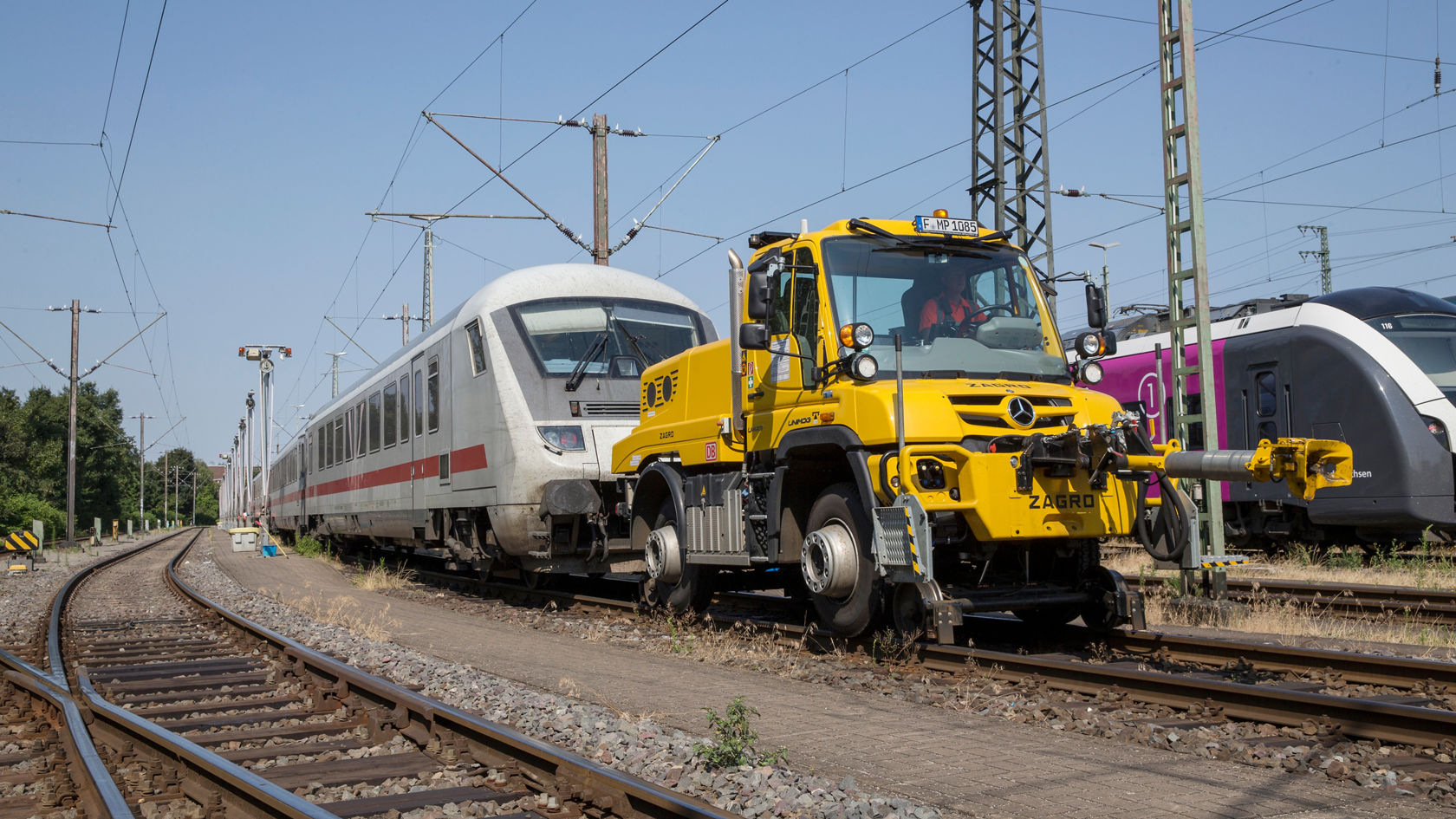 Unimog trekt trein