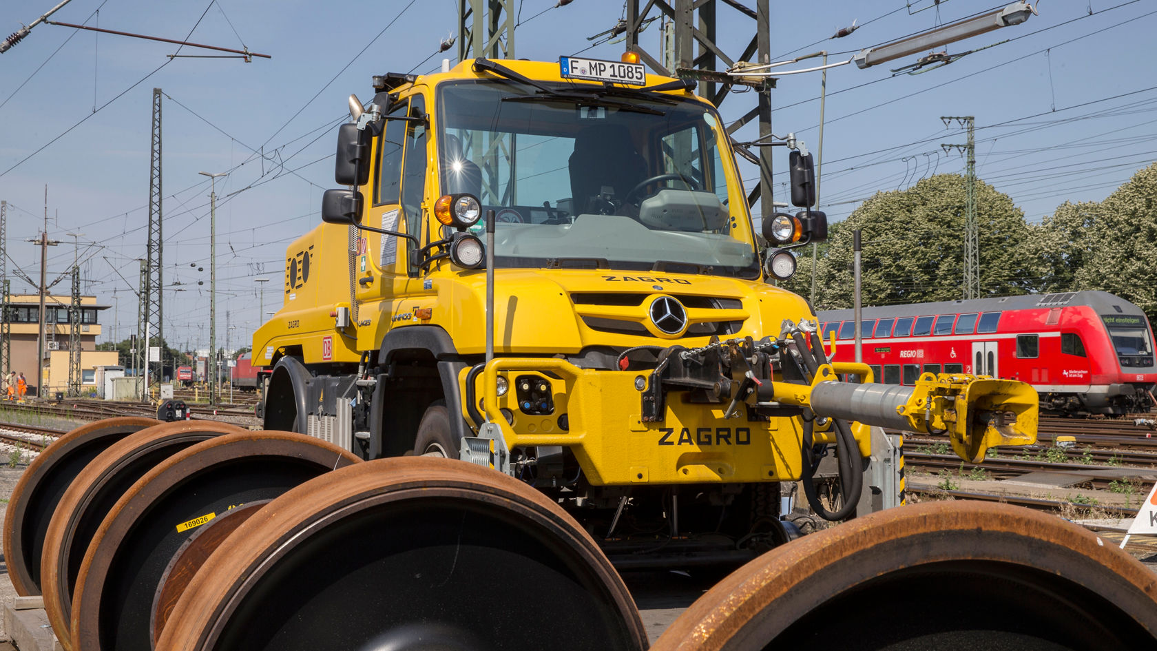 Unimog rijdt op rails.