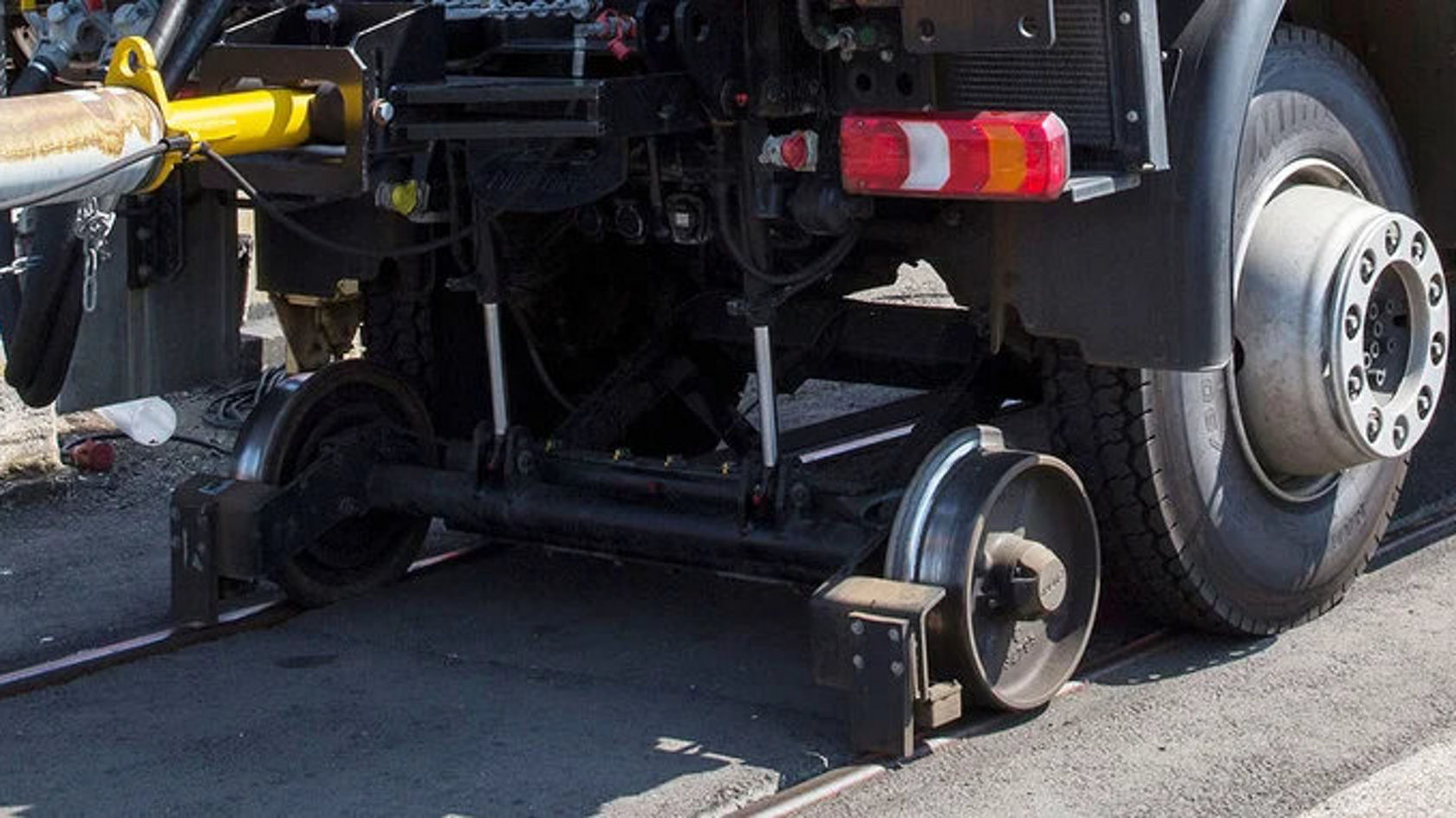 Close-up van de inklapbare railsgeleiding van de Unimog.
