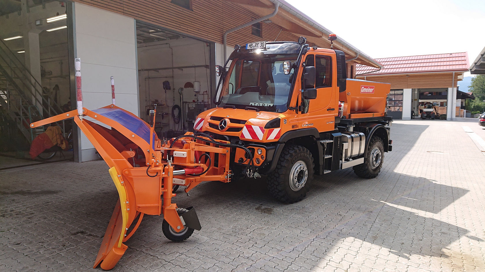 Unimog mit Schneepflug