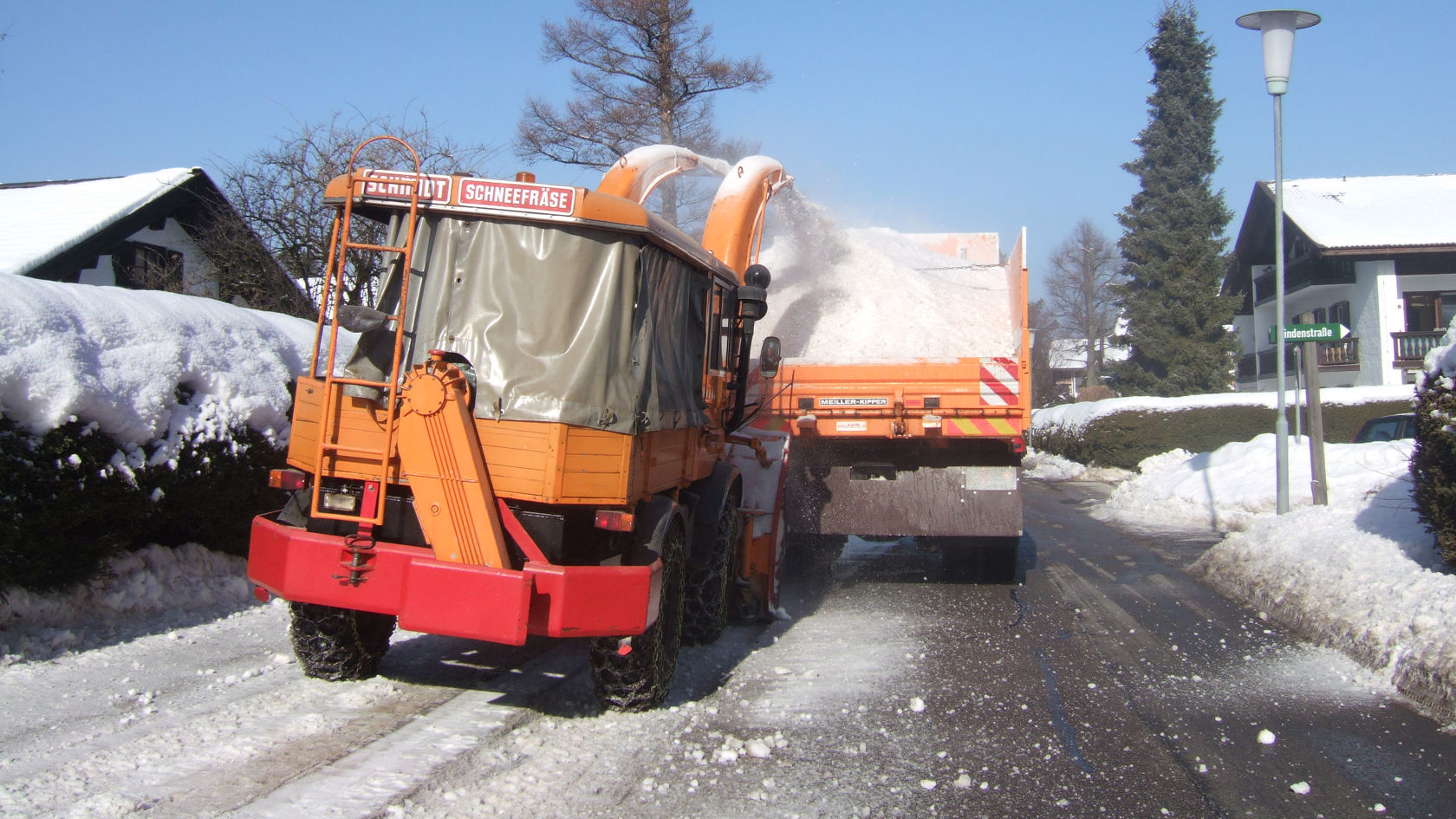 Räumarbeiten mit Schneefräse